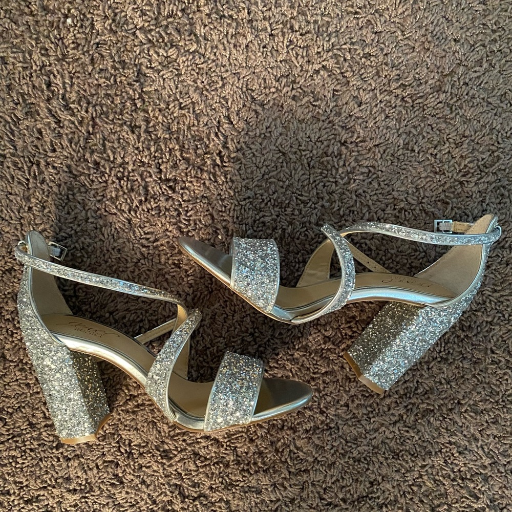 Badgley mischka silver glitter heels size 7.5